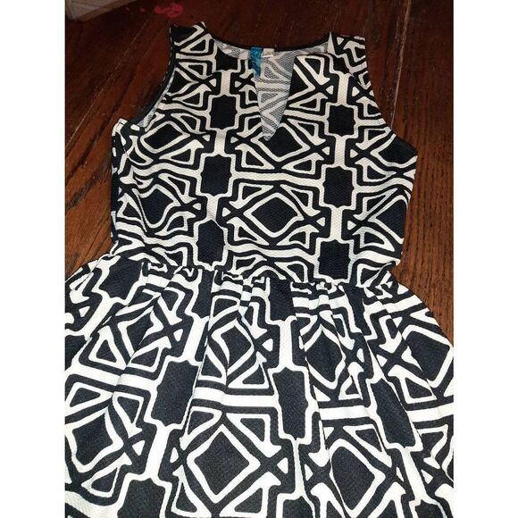 Medium Buttons Sleeveless Elastic Waist Black White V-Neck Midi Dress - Picture 2 of 3